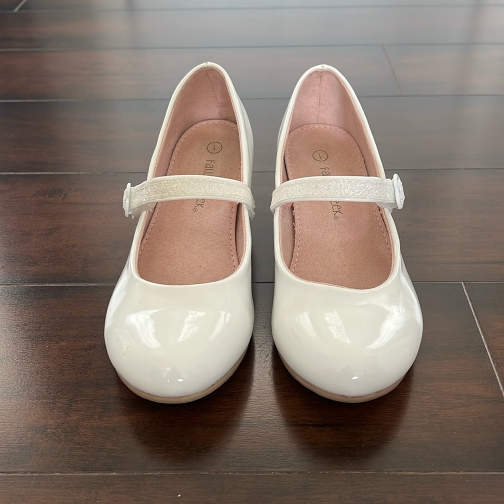 Little girls low heel dress shoe. Kids size 1